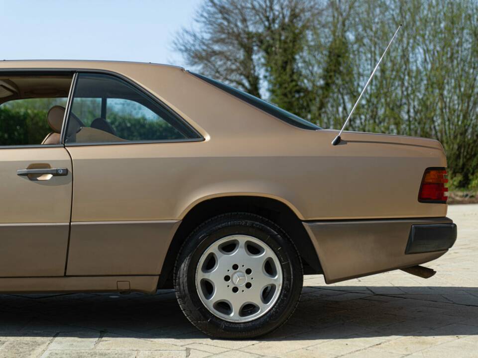 Image 21/46 de Mercedes-Benz 300 CE (1988)