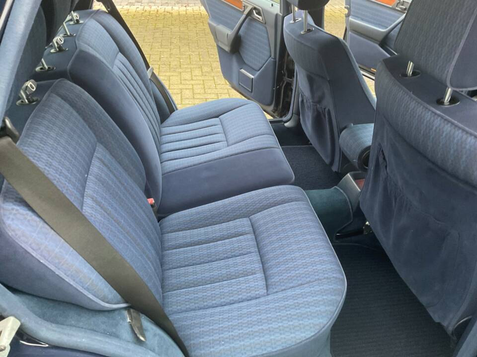Image 33/149 of Mercedes-Benz 320 TE (1993)