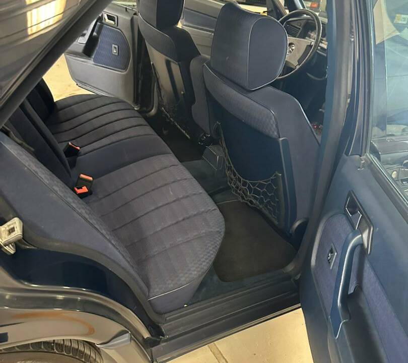 Bild 36/69 von Mercedes-Benz 190 E (1988)
