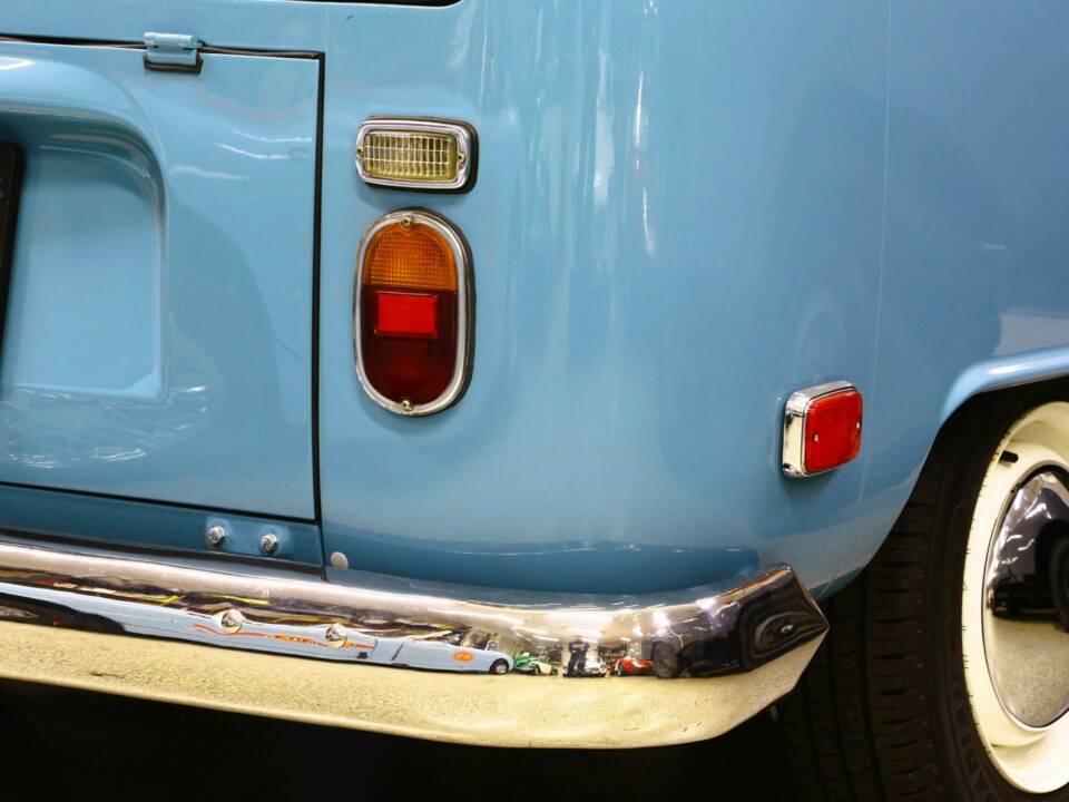 Image 17/33 of Volkswagen T2a minibus (1970)