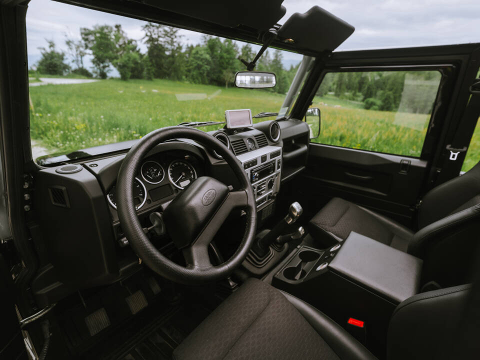 Bild 5/13 von Land Rover Defender SVX (2008)