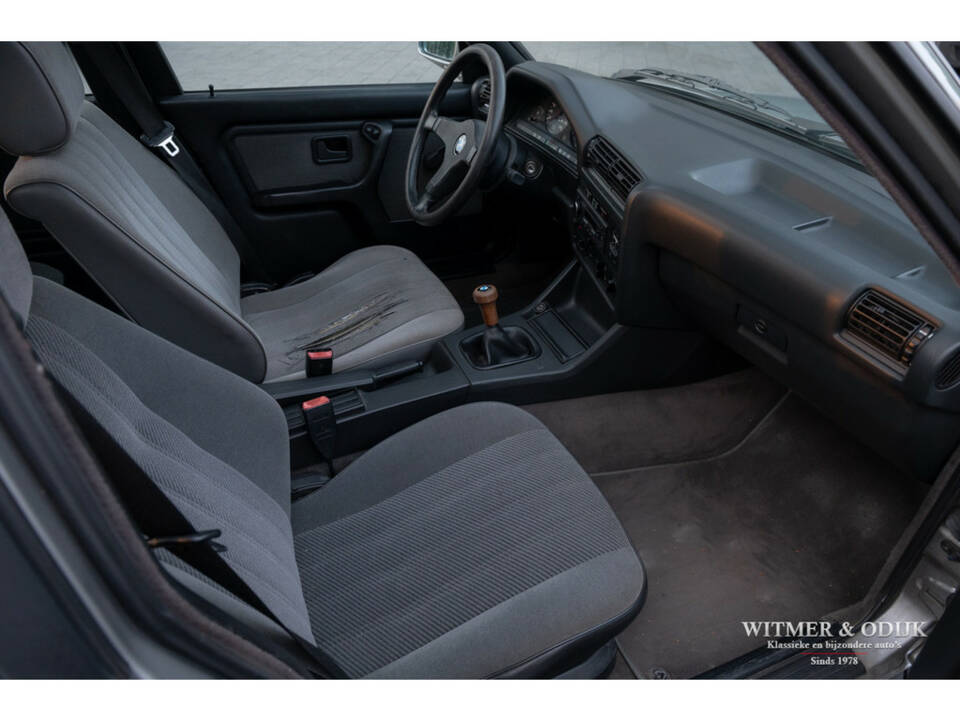 Image 47/50 de BMW 320i Touring (1989)