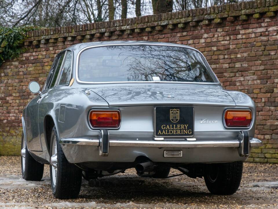 Image 6/50 de Alfa Romeo Giulia GT 1300 Junior (1972)