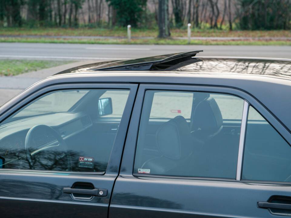 Bild 13/32 von Mercedes-Benz 190 E 2.5-16V (1992)