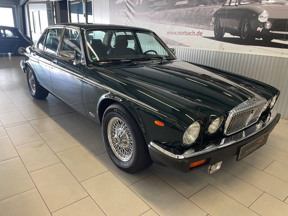 Image 4/18 of Jaguar XJ12 6.0 (1993)