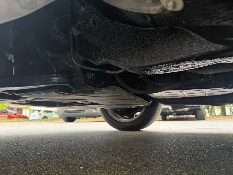 Image 21/32 of Mercedes-Benz 230 E (1987)