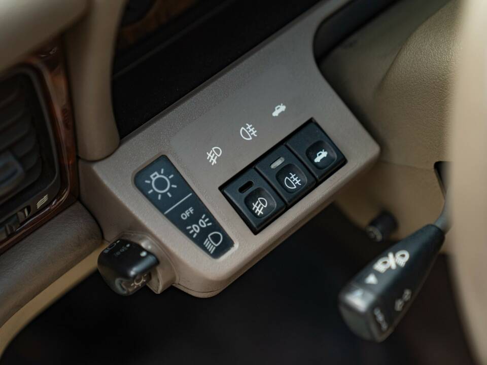 Bild 37/50 von Jaguar XJ6 3.2 (1995)