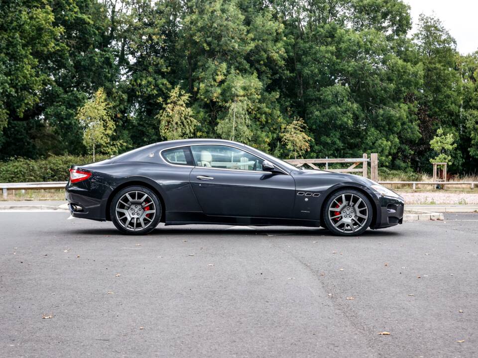 Image 17/43 of Maserati GranTurismo 4.2 (2008)