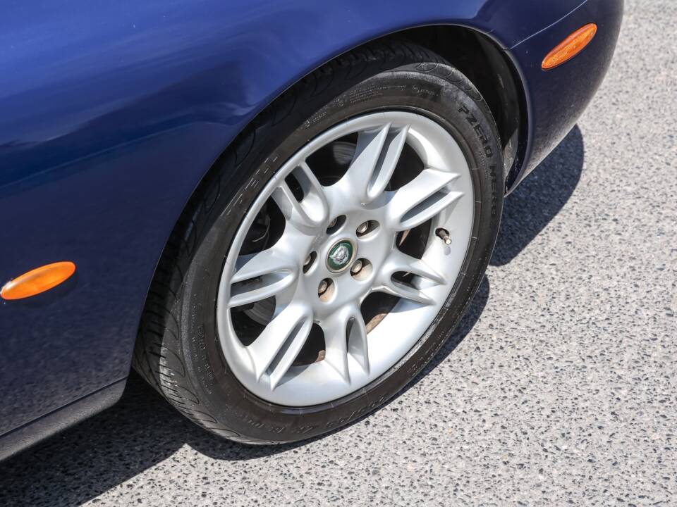 Image 13/36 of Jaguar XK8 4.0 (2001)