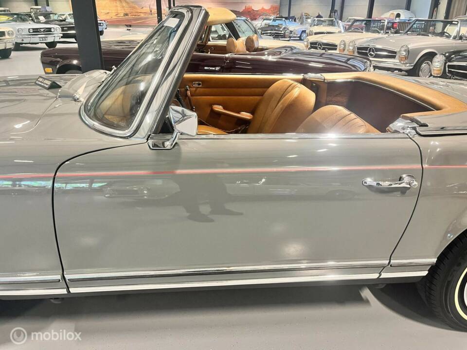 Immagine 6/33 di Mercedes-Benz 280 SL (1968)