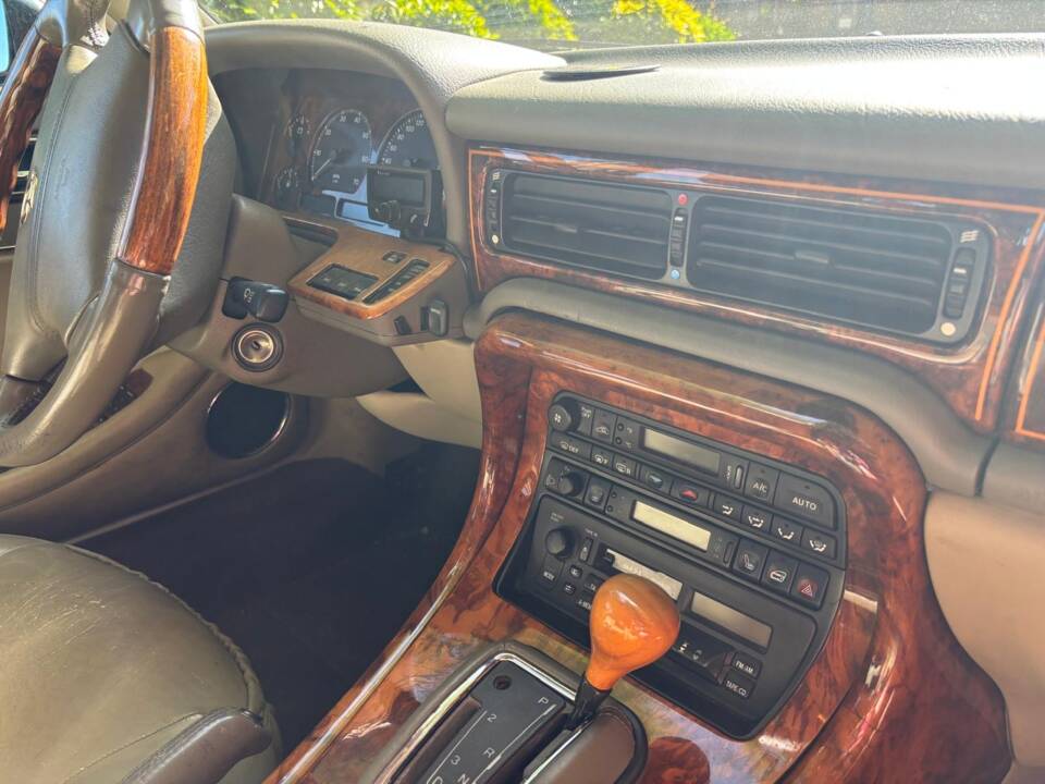 Image 5/10 of Daimler Double Six (1997)