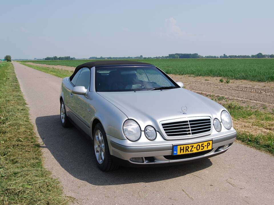 Image 45/46 of Mercedes-Benz CLK 200 (1999)