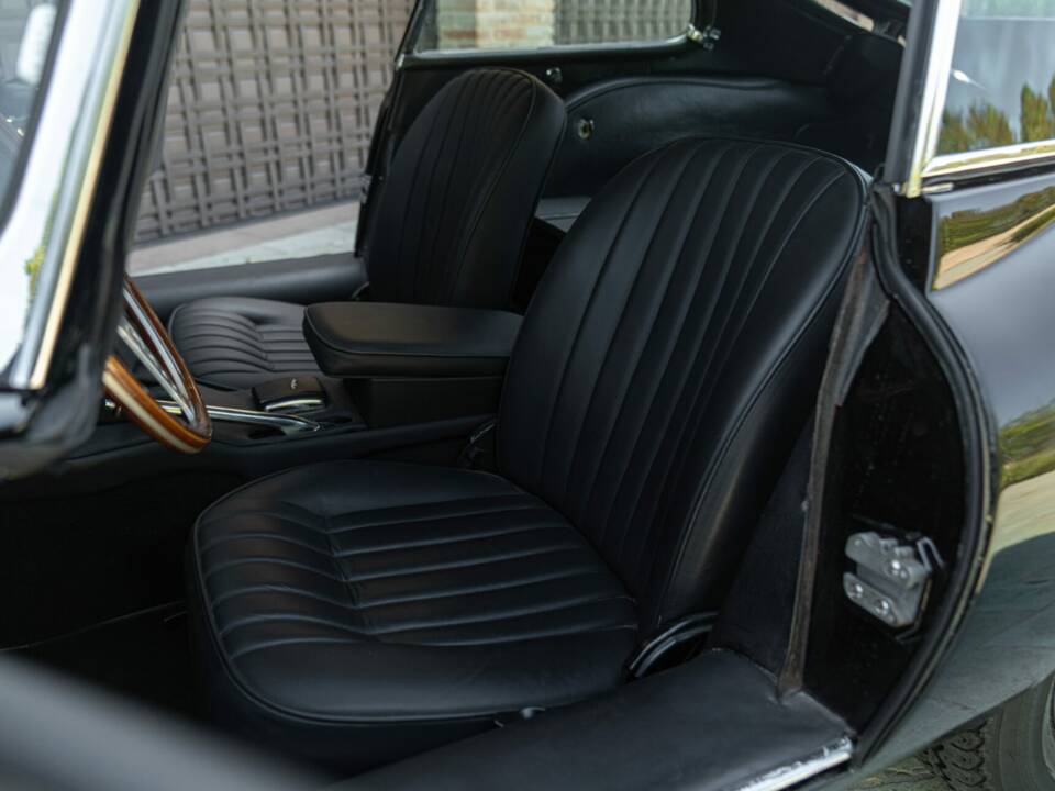 Image 28/50 de Jaguar E-Type (1968)
