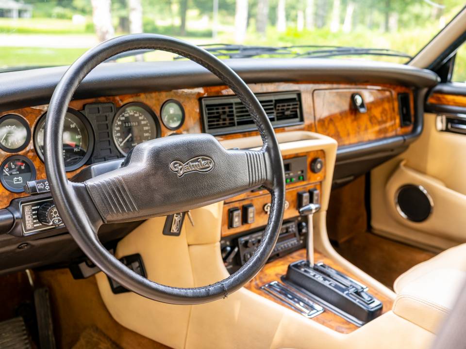 Image 14/42 of Daimler Double Six (1989)