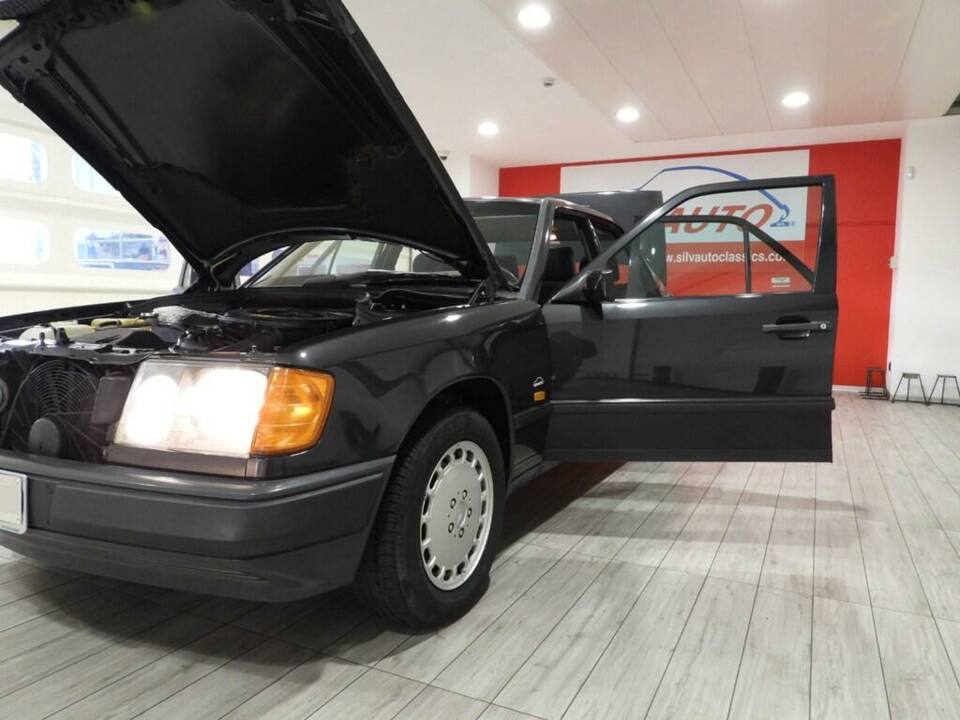 Image 10/14 of Mercedes-Benz 200 (1987)