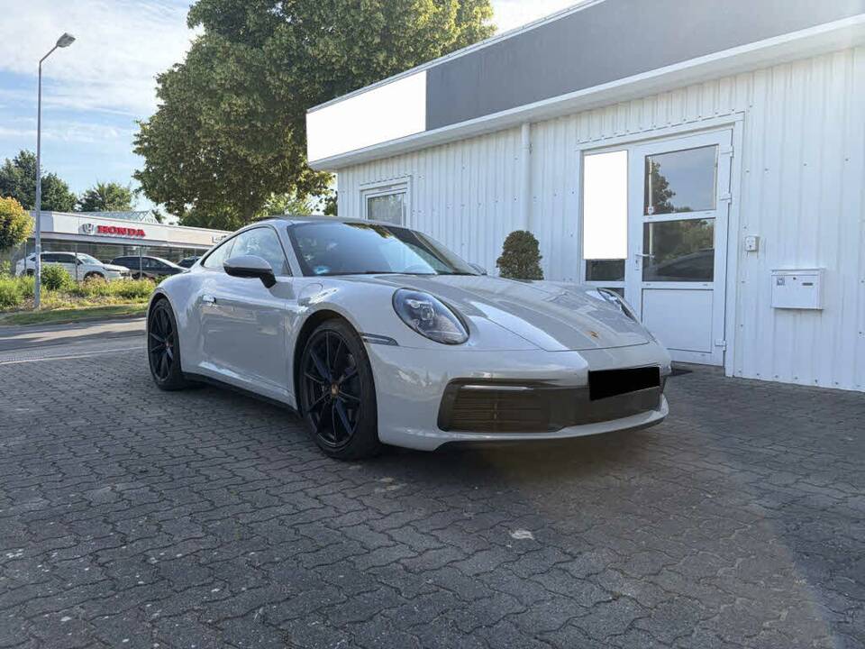 Image 2/12 of Porsche 911 Carrera (2023)
