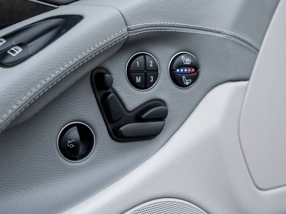 Image 27/42 of Mercedes-Benz SL 65 AMG (2006)