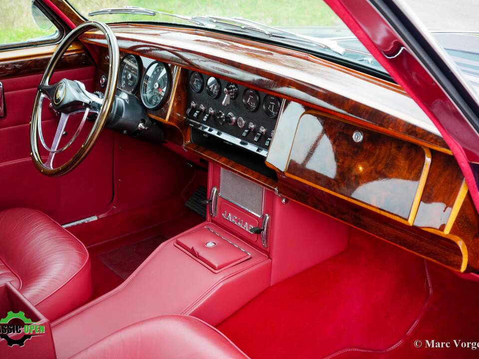Image 12/42 of Jaguar Mk II 3.8 (1963)
