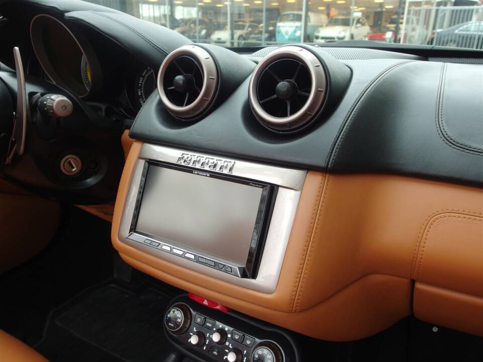 Image 54/99 of Ferrari California (2010)