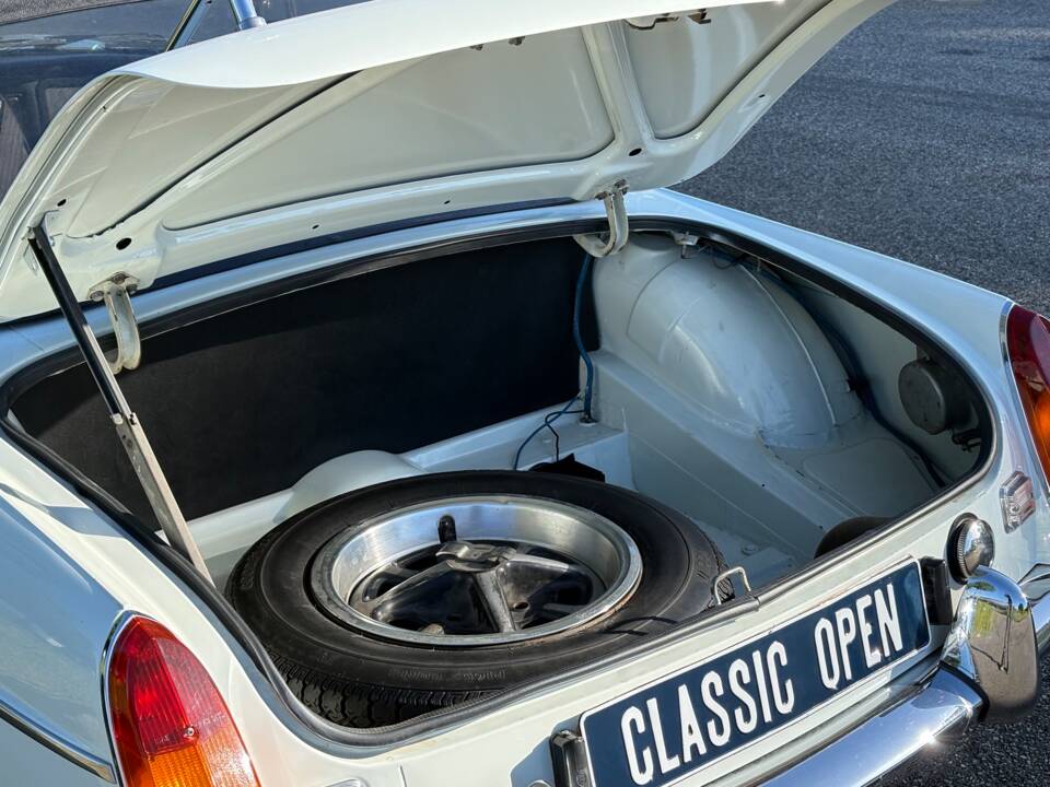 Image 15/18 of MG MGB (1975)
