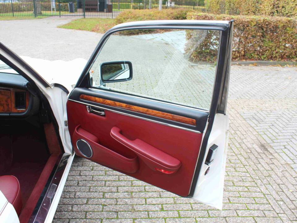 Bild 42/68 von Jaguar XJ 6 4.2 (1985)