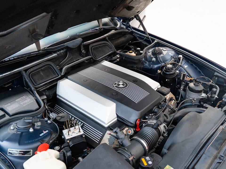 Image 52/55 of BMW 740i (1997)