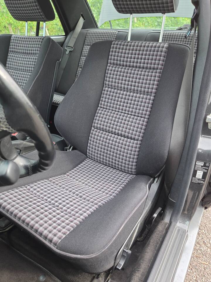 Bild 19/39 von Mercedes-Benz 190 E 1.8 (1992)