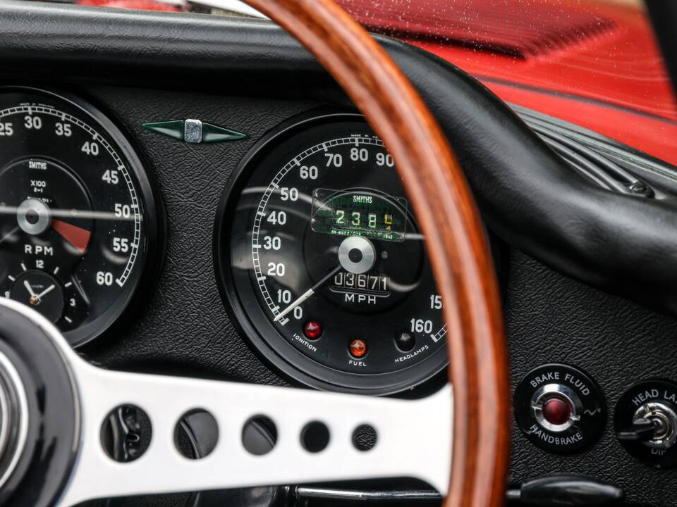 Image 27/41 de Jaguar E-Type 3.8 (1964)