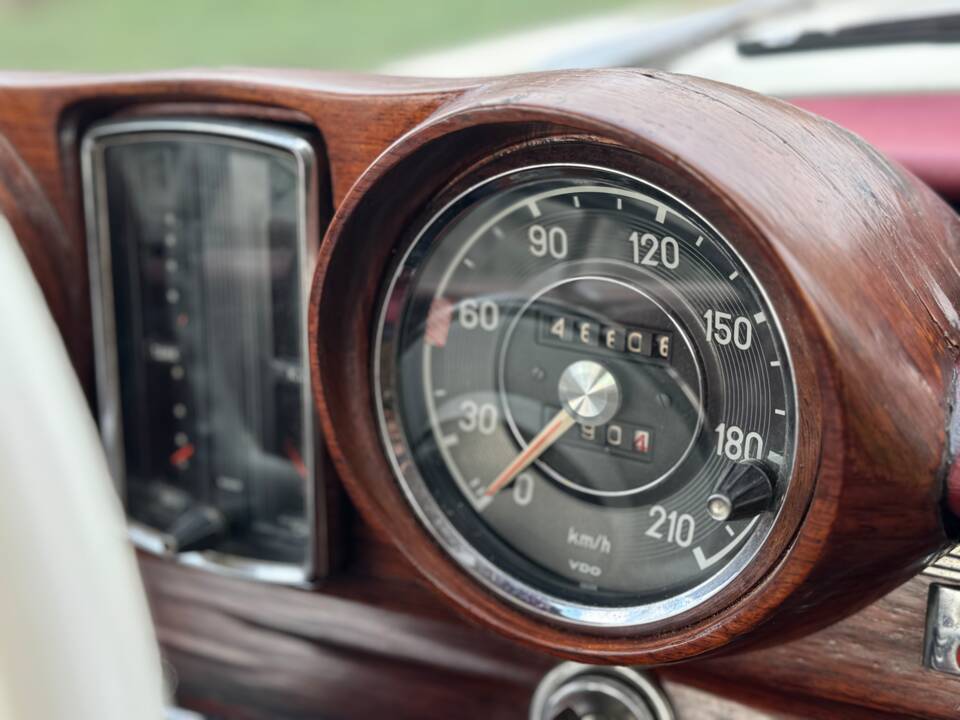 Image 40/132 of Mercedes-Benz 220 SE b (1963)