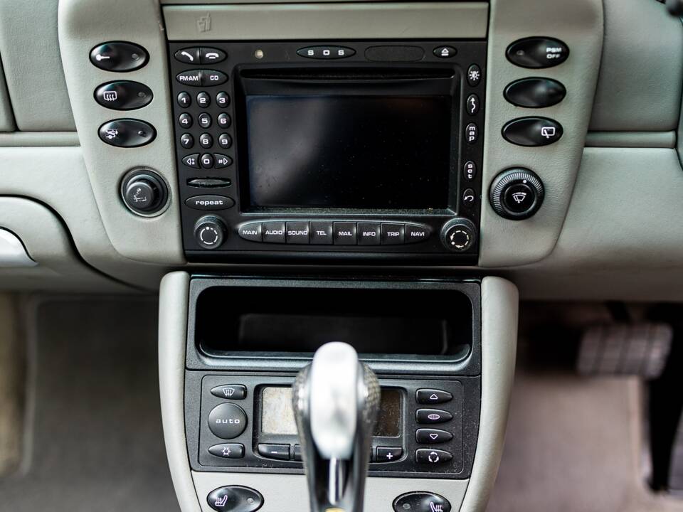 Image 21/50 of Porsche 911 Carrera 4S (2002)