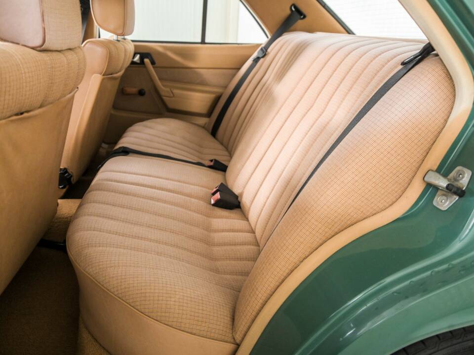 Obraz 33/50 pojazdu Mercedes-Benz 190 D 2.5 (1986)