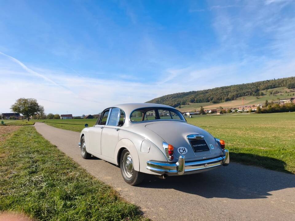 Image 2/27 of Jaguar Mk II 2.4 (1967)