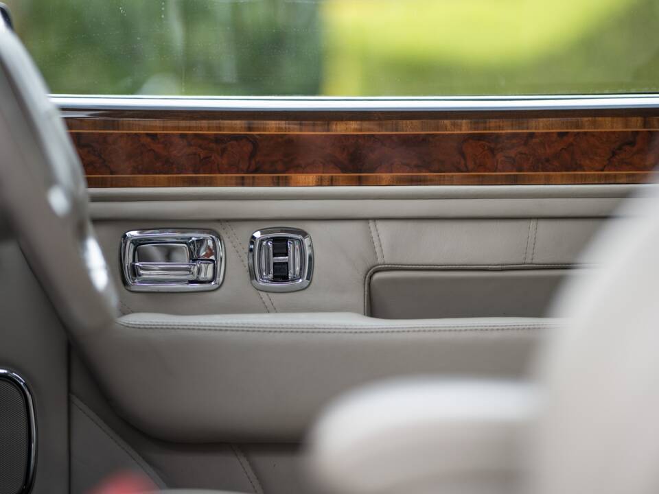 Image 50/50 de Rolls-Royce Corniche V (2000)