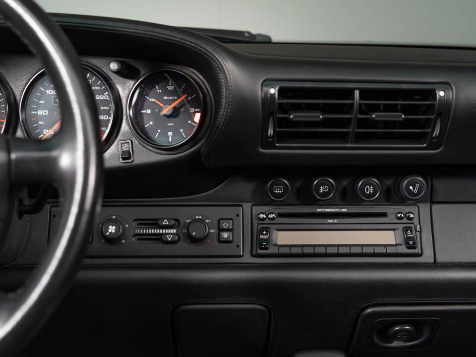 Image 24/32 de Porsche 911 Carrera 4S (1998)