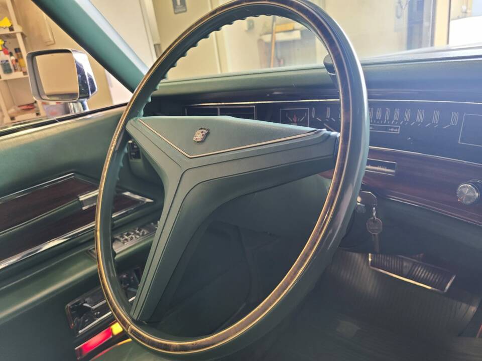 Image 15/18 of Cadillac Sedan DeVille (1971)