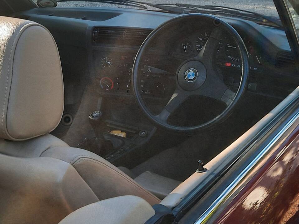 Bild 25/33 von BMW 318i (1993)