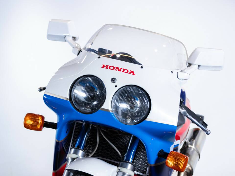 Bild 46/50 von Honda VFR 750R RC 30 (1988)