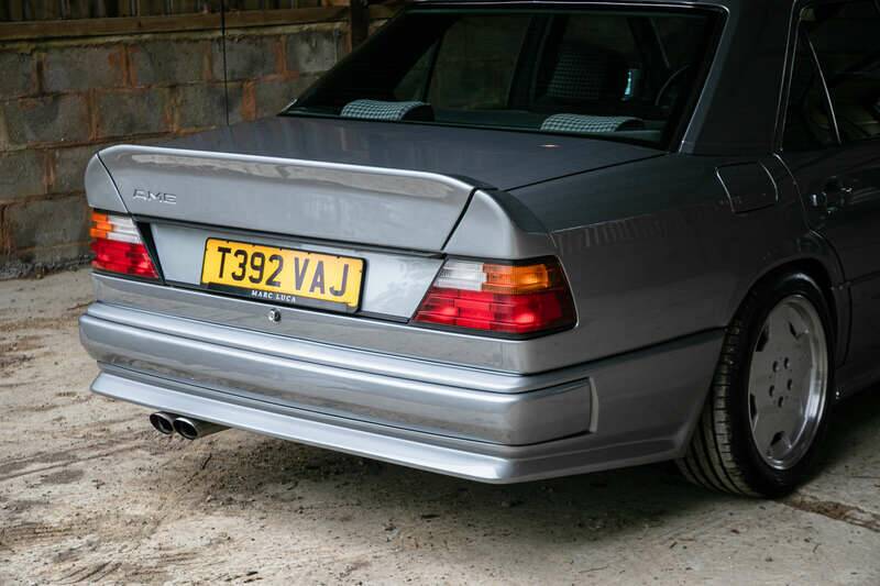 Image 40/43 of Mercedes-Benz 300 CE 3.2 AMG (1990)