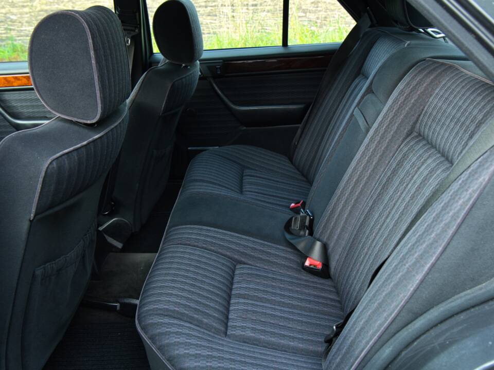 Image 42/63 of Mercedes-Benz 220 E (1993)
