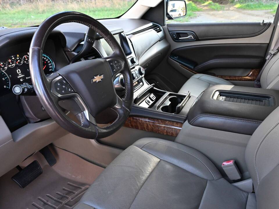 Image 4/50 of Chevrolet Suburban (2017)