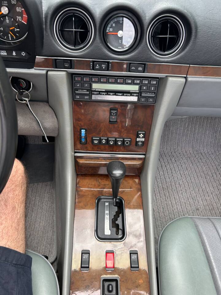 Image 15/36 of Mercedes-Benz 560 SL (1989)