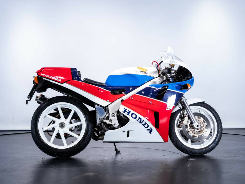 Bild 4/50 von Honda VFR 750R RC 30 (1988)