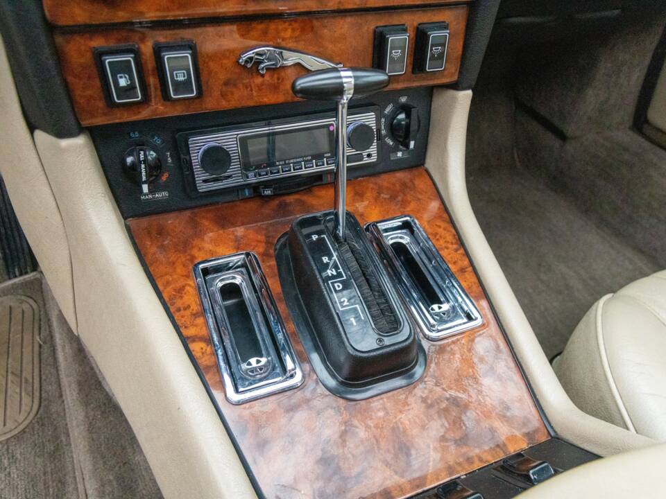 Image 47/50 of Jaguar XJ 12 (1987)