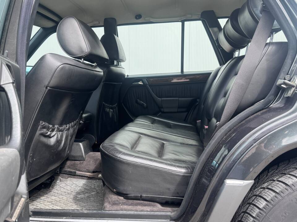 Image 16/29 of Mercedes-Benz 300 TE (1989)