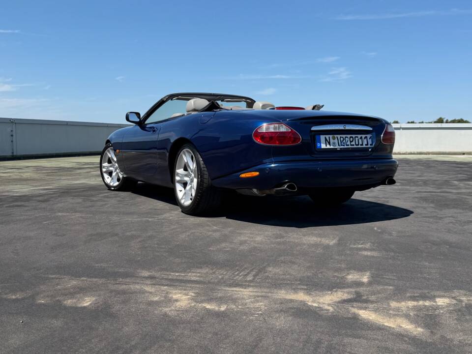 Image 7/20 of Jaguar XKR (2002)