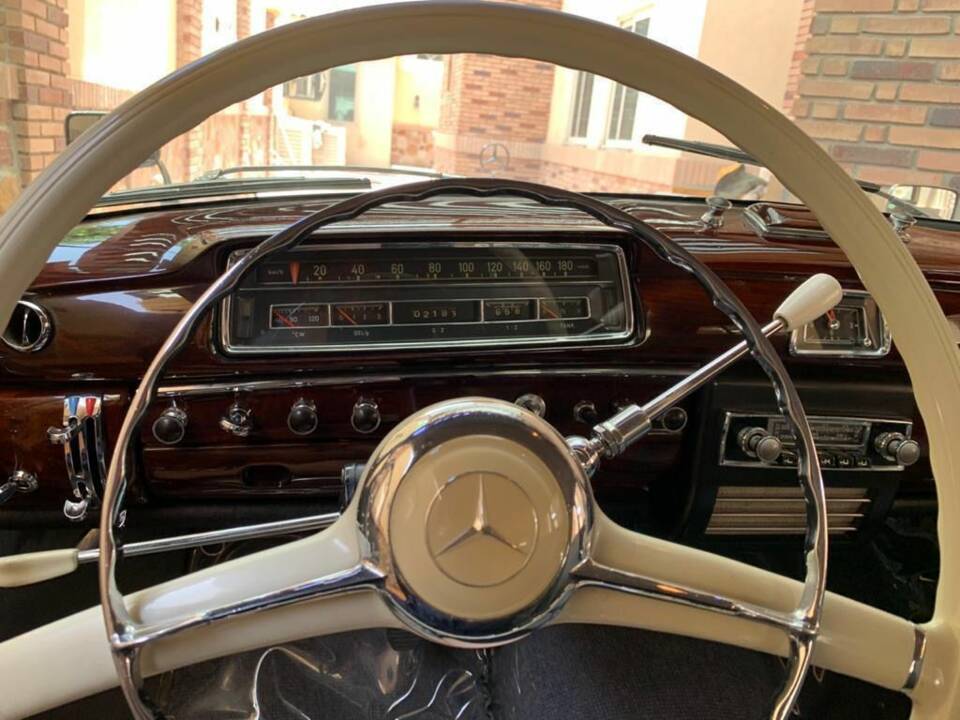 Image 2/8 of Mercedes-Benz 220 S (1959)