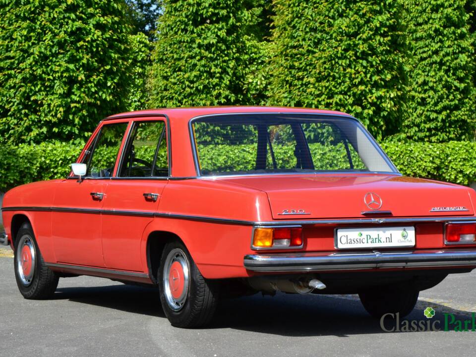 Bild 3/50 von Mercedes-Benz 230/6 (1973)