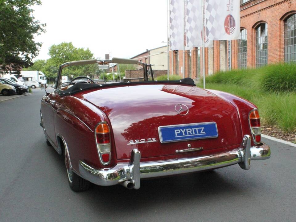 Image 14/14 of Mercedes-Benz 220 SE Cabriolet (1959)