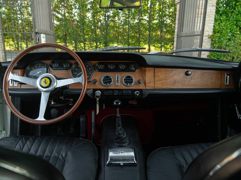 Bild 42/50 von Ferrari 330 GT 2+2 (1964)