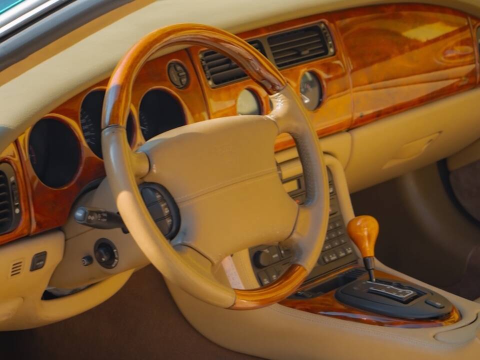 Image 37/49 of Jaguar XK8 4.2 (2003)